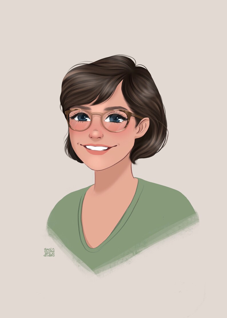 Op de afbeelding: Een vrouw met kort bruin haar, die een bril en een groen shirt draagt, glimlacht naar de camera.