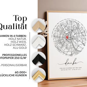 Puede incluir: Un marco con una impresi&oacute;n de un mapa detallado en blanco y negro con un marcador rojo. La impresi&oacute;n incluye la palabra "danke" y coordenadas. El texto de la izquierda anuncia los colores del marco y la calidad del papel.