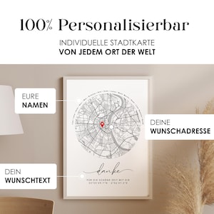 Puede incluir: Una impresi&oacute;n enmarcada de un mapa de la ciudad con un dise&ntilde;o de mapa, con un marcador rojo que indica una ubicaci&oacute;n. La impresi&oacute;n incluye el texto "100% Personalisierbar" y "Individuelle Stadtkarte von jedem Ort der Welt". El texto adicional incluye "Eure Namen", "Dein Wunschtext" y "Deine Wunschadresse".