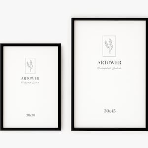 Könnte beinhalten: Zwei schwarz gerahmte Kunstdrucke mit weißen Passepartouts. Der kleinere Rahmen ist 20x30 Zoll (50.8x76.2 cm) groß, der größere 30x45 Zoll (76.2x114.3 cm). Jeder Druck zeigt das "ARTOWER"-Logo und eine botanische Illustration.
