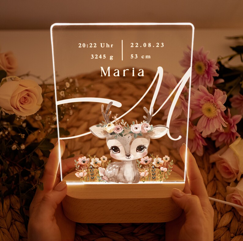 May include: A white acrylic night light with a deer illustration and the text "20:22 Uhr 22.08.23 3245 g 53 cm Maria"