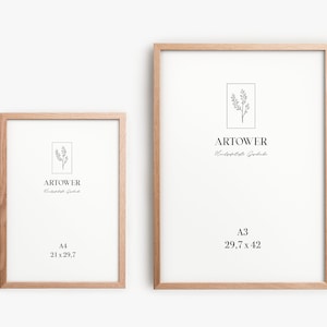 Könnte beinhalten: Zwei Holzbilderrahmen, einer im Format A4 (21 x 29,7 cm) und einer im Format A3 (29,7 x 42 cm), werden vor einem weißen Hintergrund gezeigt. Jeder Rahmen hat eine helle Holzoberfläche und enthält ein weißes Passepartout mit dem "ARTOWER"-Logo und einer botanischen Illustration.
