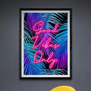 Tropische bladprint met neonroze accenten - Maximalistische jungle muurdecoratie, een eigenzinnig statement piece afbeelding 3