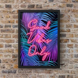 Tropische bladprint met neonroze accenten - Maximalistische jungle muurdecoratie, een eigenzinnig statement piece afbeelding 1
