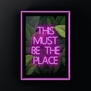 Impresión de neón con frase &quot;Este debe ser el lugar&quot; / Impresión de neón rosa / Decoración de neón para el hogar / Arte de pared / . / Entrega exprés Decoración peculiar