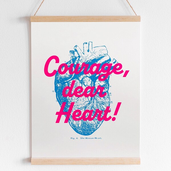 Siebdruck Herz Print mit Zitat Courage Dear Heart als typografischer neon Druck. Motivationsspruch Poster. Vintage Anatomy Typography Print