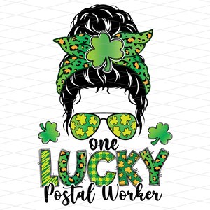 Puede incluir: Gráfico digital de una mujer con un moño, con gafas de sol y una diadema con tréboles. El texto dice "one LUCKY Postal Worker" en verde y negro, ideal para celebrar el Día de San Patricio.