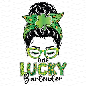 Pode incluir: Um design gráfico verde, preto e amarelo de uma mulher com um coque desarrumado, usando óculos e uma faixa de cabeça com um trevo. O texto "one lucky bartender" está abaixo da mulher.