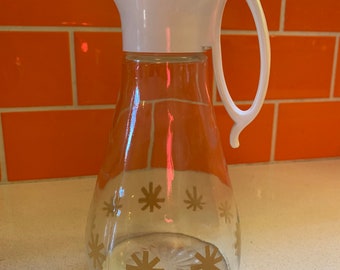 Featured image of post Glass Pitchers With Spout - Shop our blenko glass pitchers selection from the world's finest dealers on 1stdibs.