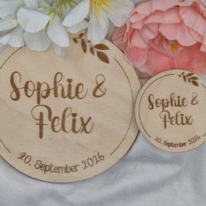 Graviertes Holzschild personalisiert – Namensschild Hochzeit Gastgeschenk Platzkarte Save the Date Deko Rund Natur Holz Gravur Feier