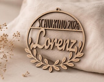 Personalized wooden name tag "Schoolchild 2026" - back-to-school decoration with leaf wreath
