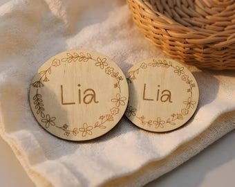 Personalized round wooden name plate – door sign with engraving – children's room decoration – gift birth baptism baby – wooden sign name
