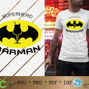 Peut inclure: Un t-shirt blanc avec une silhouette de chauve-souris noire et le texte "SUPERHERO BARMAN". La chauve-souris a un contour jaune et un verre à cocktail à l'intérieur.