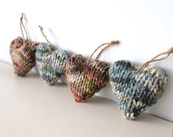 Adorno navideño de estilo rústico con forma de corazón de merino grueso tejido a mano