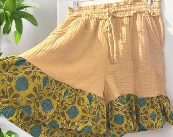 Cream Floral Ruffle Shorts Size Small/Medium Fits Womens 6/8