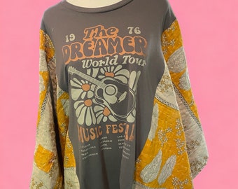 Poncho con camiseta reciclada con mariposas boho de The Dreamer