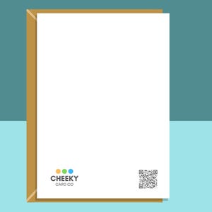 Może przedstawiać: Pusta biała kartka z brązową kopertą. Na kartce znajduje się logo z trzema kolorowymi kropkami i tekstem "CHEEKY CARD CO". W prawym dolnym rogu znajduje się czarno-biały kod QR.