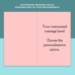 K&ouml;nnte beinhalten: Eine offene rosa Gru&szlig;karte mit dem Text "Your customised message here!" und "Choose the personalisation option." Die Karte ist f&uuml;r eine benutzerdefinierte Nachricht bestimmt. Der obere Text lautet "CUSTOMISED MESSAGE INSIDE PERSONALISED TO YOUR REQUIREMENTS."