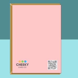 K&ouml;nnte beinhalten: Eine rosa Gru&szlig;karte mit goldenem Rand, mit dem Text "CHEEKY CARD CO" und einem QR-Code. Die Karte befindet sich vor einem t&uuml;rkis- und hellblauen Hintergrund.