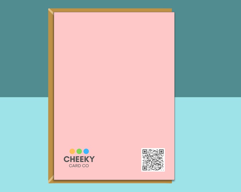 K&ouml;nnte beinhalten: Eine rosa Gru&szlig;karte mit goldenem Rand, mit dem Text "CHEEKY CARD CO" und einem QR-Code. Die Karte befindet sich vor einem t&uuml;rkis- und hellblauen Hintergrund.