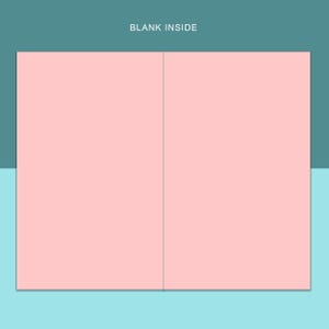 K&ouml;nnte beinhalten: Eine gefaltete Gru&szlig;karte mit hellrosa Innenseite, die Worte "BLANK INSIDE" sind oben in Wei&szlig; gedruckt. Die Karte ist vor einem t&uuml;rkis- und hellblauen Hintergrund platziert.