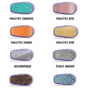 Op de afbeelding: Een set van 8 verschillende gekleurde en gepatroneerde insulinepomphulzen. De hulzen zijn gemaakt van helder plastic met een verscheidenheid aan glitter- en patroondesigns. De hulzen zijn gelabeld met de volgende namen: Paillettes Turquoise, Paillettes Rose, Paillettes Orange, Paillettes Doré, Holographique, Étoiles Argenté, Paillettes Brun, Paillettes Écailles Bleu.