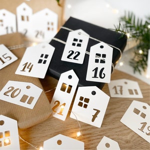 Adventskalender Anhänger Häuser 24 Zahlen Anhänger aus weißem Karton Weihnachtskalender DIY Weihnachtsanhänger image 1