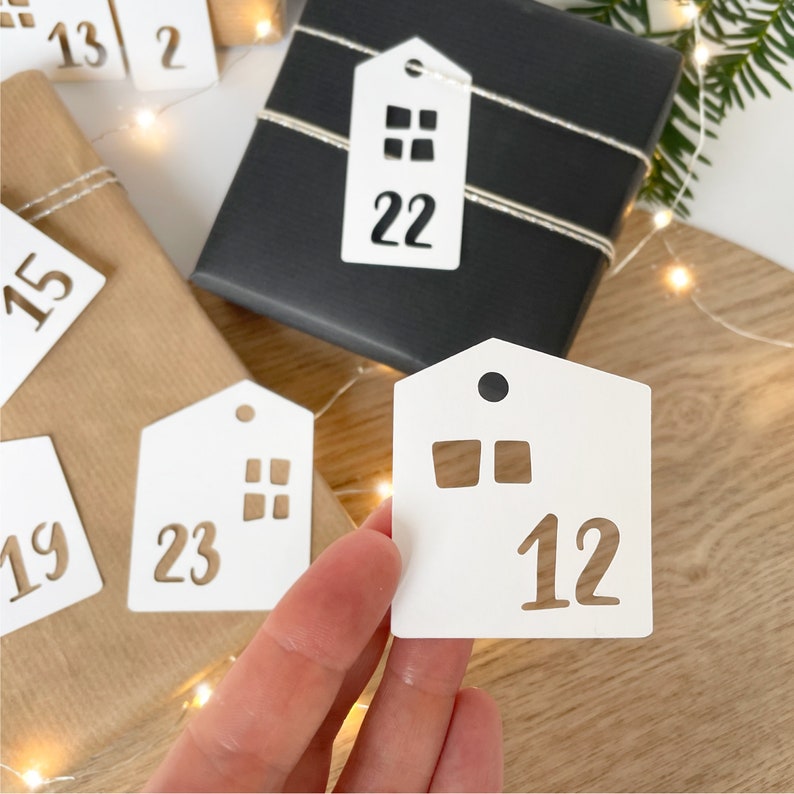 Adventskalender Anhänger Häuser 24 Zahlen Anhänger aus weißem Karton Weihnachtskalender DIY Weihnachtsanhänger image 5