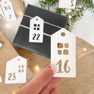 Adventskalender Anhänger Häuser 24 Zahlen Anhänger aus weißem Karton Weihnachtskalender DIY Weihnachtsanhänger image 6