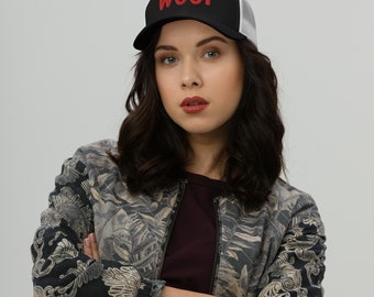 WOOF Texto rojo, gorra de camionero