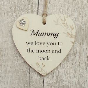 Mamá, te amamos hasta la luna y más allá. Amistad, especial, mamá, día de la madre, regalo de madera, placa/letrero en forma de corazón.