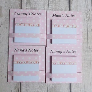 Op de afbeelding: Vier roze en witte stippen notitieblokken met de woorden "Granny's Notes", "Mum's Notes", "Nana's Notes" en "Nanny's Notes" erop gedrukt.