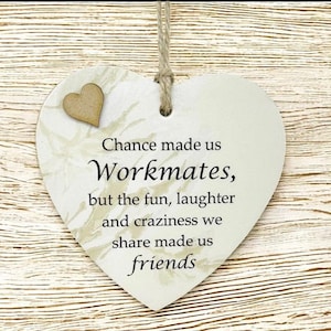 Puede incluir: Placa de madera en forma de coraz&oacute;n con el texto "Chance made us Workmates, but the fun, laughter and craziness we share made us friends". Un peque&ntilde;o coraz&oacute;n de madera est&aacute; adherido en la parte superior izquierda. La placa cuelga de un hilo natural.