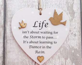 Targa In Metallo Con Scritta 'Life Is About Dancing In The Rain' E Ballerina – Decorazione Murale Retrò Per Casa, Bar, Ufficio