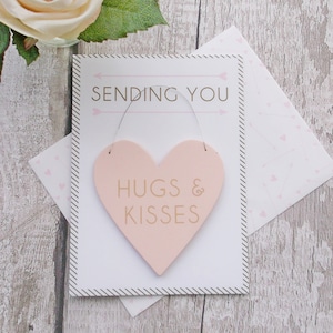 Carte de salutations avec des câlins et des baisers Plaque en bois attaché Souvenir 2 en 1 cadeau