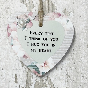 Jedes Mal, wenn ich an dich denke, umarme ich Dich in meinem Herzen Freundschaft Geschenk aus Holz Herz Plakette/Zeichen