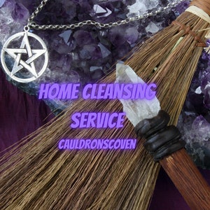 Op de afbeelding: Een zilveren pentagram ketting met een kristallen punt en een bruine bezem met een zwarte steel. De tekst "HOME CLEANSING SERVICE CAULDRONSCOVEN" staat in paarse letters op een paarse achtergrond.