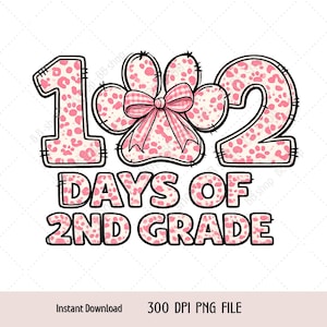 Puede incluir: Un diseño digital para el día 102 de 2º grado. El diseño presenta los números 1 y 2 con estampado de leopardo rosa, una huella de pata y un lazo de cuadros rosa. Las palabras "DAYS OF 2ND GRADE" son en rosa.