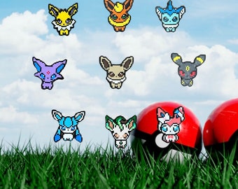 Könnte beinhalten: Neun Pixel-Art-Pokémon-Charaktere, darunter Evoli, Aquana, Blitza, Flamara, Psiana, Nachtara, Blätter, Glaziola und Nymphali, werden vor einem blauen Himmel mit weißen Wolken angezeigt. Die Pokémon sind in einem Raster angeordnet, mit Ausnahme von Nymphali, das sich in der unteren rechten Ecke befindet.