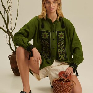 Green Linen Shirt for Women, Sunflower Embroidered Blouse, Button Front Folk Boho Top imagen 9