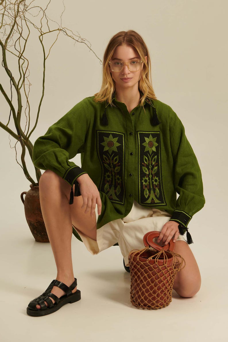 Green Linen Shirt for Women, Sunflower Embroidered Blouse, Button Front Folk Boho Top imagen 9