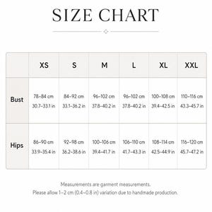 Puede incluir: Una tabla de tallas con el t&iacute;tulo SIZE CHART, que enumera las medidas de busto y cadera en cent&iacute;metros y pulgadas para las tallas de la XS a la XXL. Incluye una nota que indica que las medidas son de la prenda y permiten 1-2 cm de variaci&oacute;n.