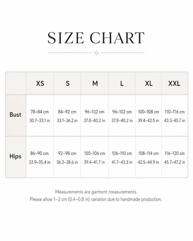 Puede incluir: Una tabla de tallas con el t&iacute;tulo SIZE CHART, que enumera las medidas de busto y cadera en cent&iacute;metros y pulgadas para las tallas de la XS a la XXL. Incluye una nota que indica que las medidas son de la prenda y permiten 1-2 cm de variaci&oacute;n.