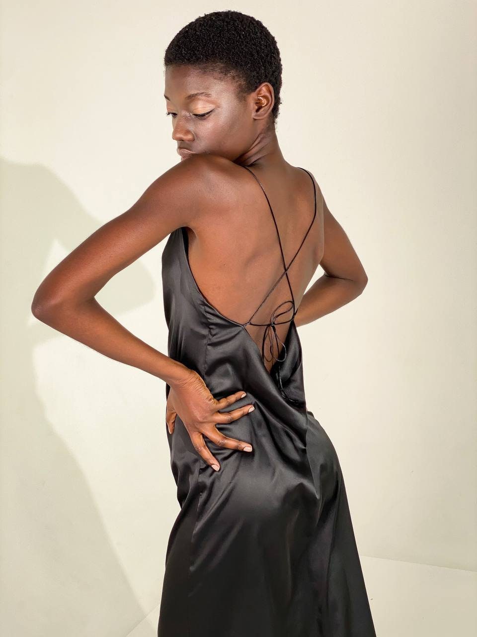 Satin-Abendkleid Mit V-Ausschnitt & Wasserfallrücken - Elegantes Ballkleid Für Besondere Anlässe