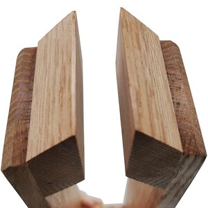 K&ouml;nnte beinhalten: Eine Holzklemmzange mit einer maximalen &Ouml;ffnung von 25 mm (1 Zoll). Die Zange ist aus hellem braunem Holz gefertigt und hat ein schlichtes Design.