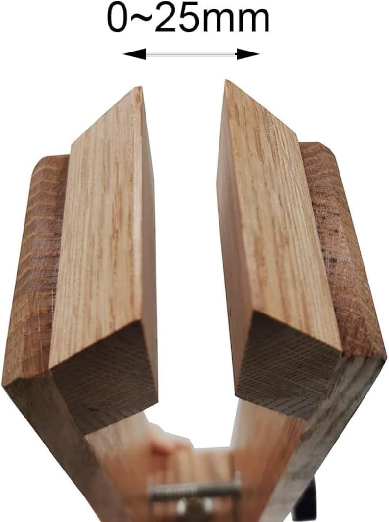 K&ouml;nnte beinhalten: Eine Holzklemmzange mit einer maximalen &Ouml;ffnung von 25 mm (1 Zoll). Die Zange ist aus hellem braunem Holz gefertigt und hat ein schlichtes Design.