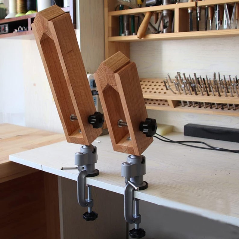 K&ouml;nnte beinhalten: Zwei Holzspanner mit verstellbaren Metallsockeln, montiert auf einem wei&szlig;en Tisch. Die Spanner sind aus hellem braunem Holz gefertigt und haben ein schlichtes Design. Sie werden f&uuml;r Holzbearbeitungsprojekte verwendet.