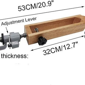 K&ouml;nnte beinhalten: Eine Holzklemmzange mit einer Metallklemmzange und einem Hebel zum Einstellen des Winkels. Die Klemmzange ist 53 cm lang, 32 cm breit und 7 cm hoch. Die Klemmst&auml;rke betr&auml;gt 0-55 mm. Winkelverstellhebel.