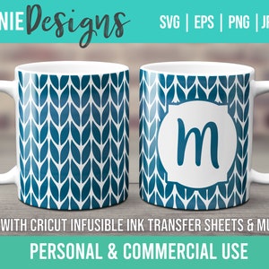 Op de afbeelding: Twee witte mokken met een blauw gebreid patroon. Eén mok heeft een witte cirkel met de letter "m" in blauw erin. De mokken zijn voor gebruik met Cricut Infusible Ink Transfer Sheets & Mug Press. Persoonlijk en commercieel gebruik.