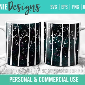 Może przedstawiać: Dwa białe kubki z wzorem białych drzew na ciemnoniebieskim tle z białymi gwiazdami. Tekst "FOR USE WITH CRICUT INFUSIBLE INK TRANSFER SHEETS & MUG PRESS" i "PERSONAL & COMMERCIAL USE" znajduje się na dole obrazu.